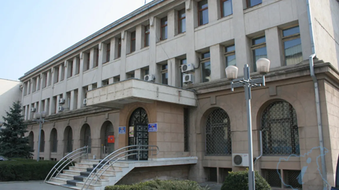 Consilierii judeţeni din Vrancea sunt obligaţi să poarte cravată la serviciu
