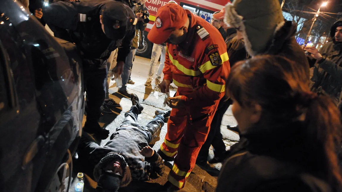 RĂZBOI PE STRADĂ: 59 de persoane au primit îngrijiri medicale, 26 duse la spital VIDEO