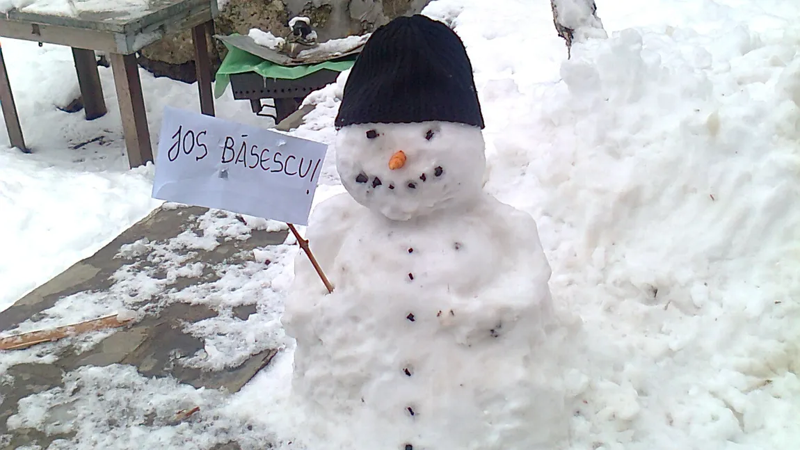 Și oamenii de zăpadă scandează “Jos Băsescu!” GALERIE FOTO