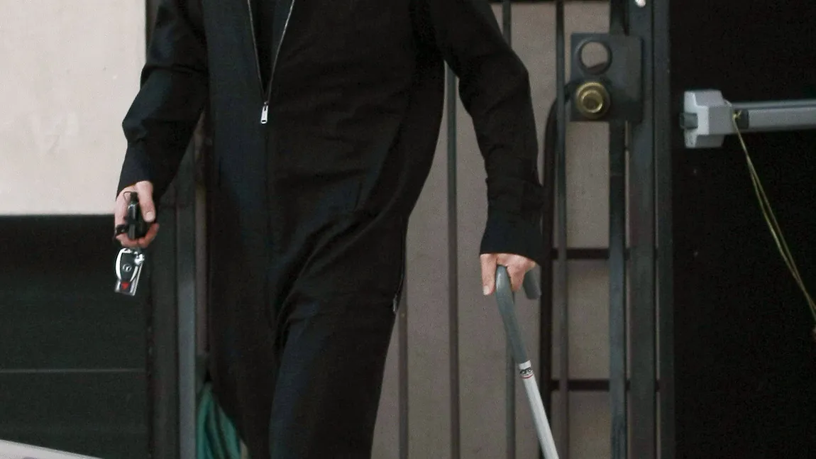 Brad Pitt îmbătrâneşte: Starul foloseşte un baston pentru a merge FOTO