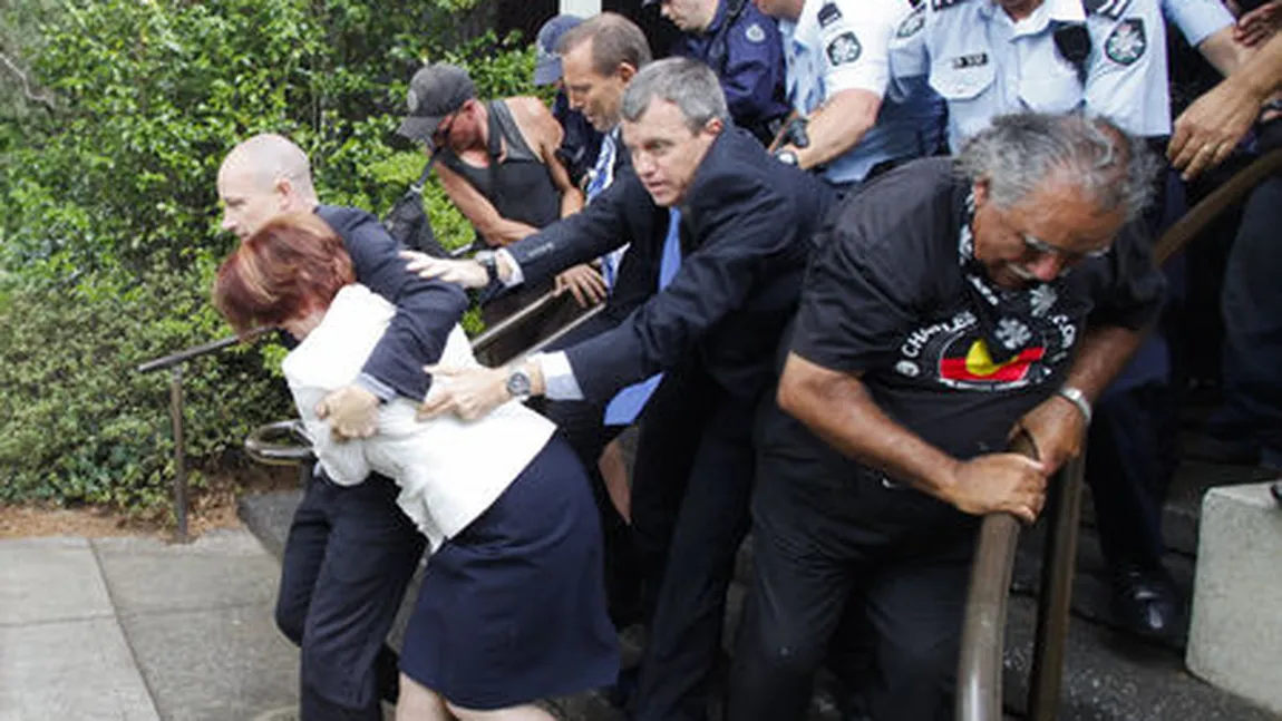 Australienii au scos la licitaţie pantoful pierdut de premier într-o altercaţie cu protestatarii