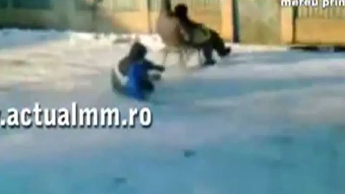 Teribilism la saniuş: Trei tineri, la un pas de a se izbi de un stâlp din beton VIDEO