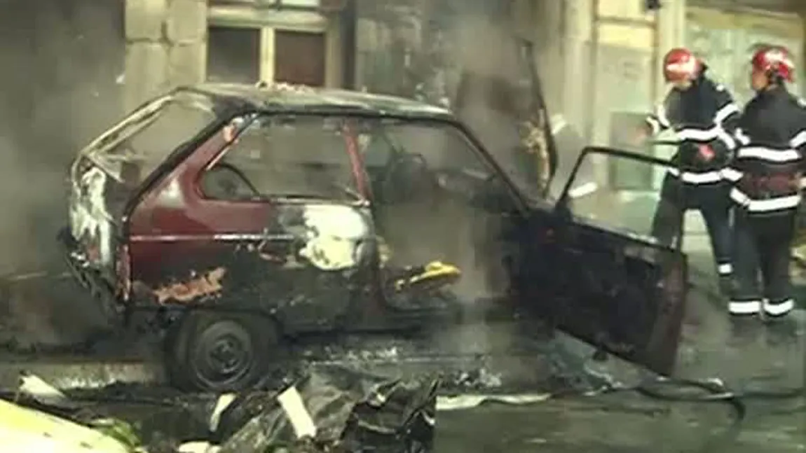 O maşină parcată pe o stradă din centrul Capitalei a ars în întregime VIDEO