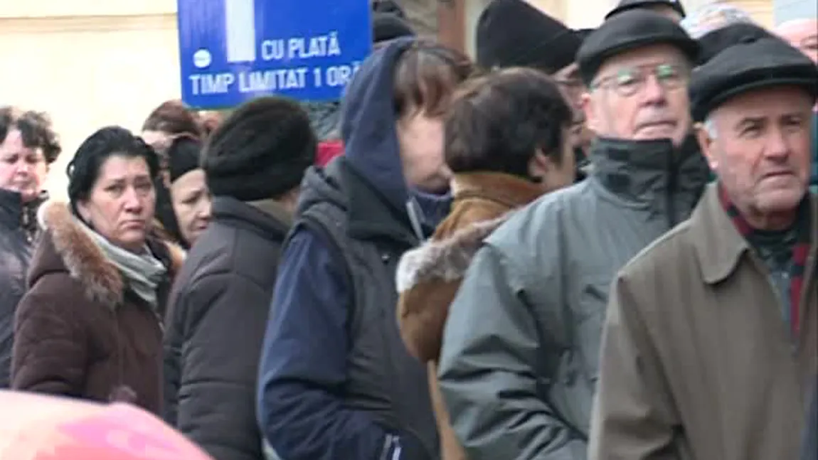 Sute de oameni stau la cozi interminabile pentru a plăti taxele în Sectorul 5 VIDEO