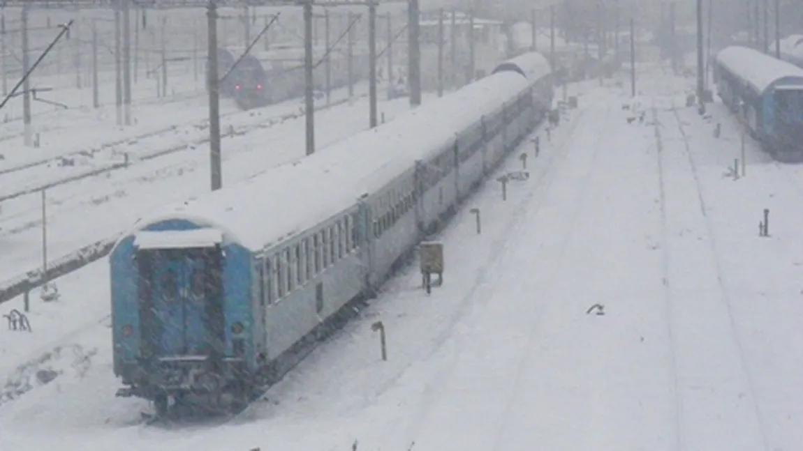 Sute de oameni stau de zeci de ore într-un tren între Făurei şi Buzău