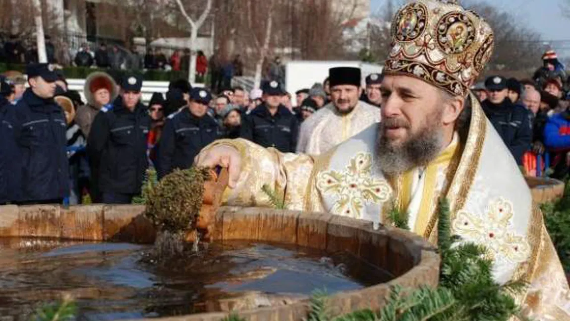 Sute de jandarmi asigură ordinea de Bobotează la Catedrală şi la bisericile din Capitală