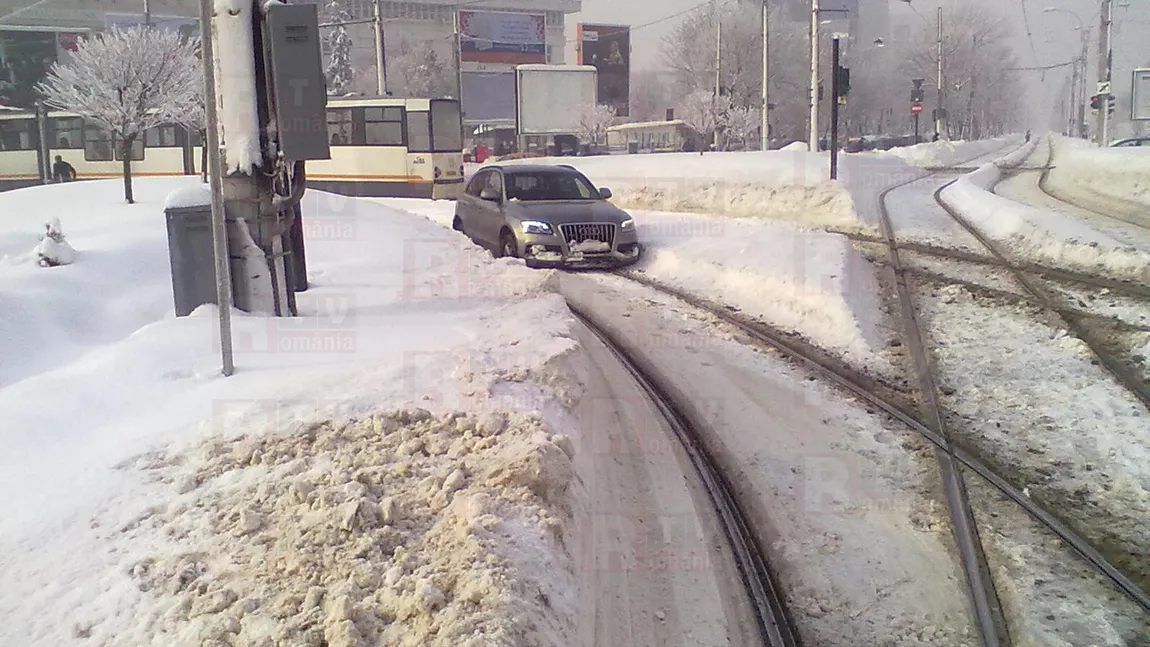 Un şmecher cu Audi a blocat tramvaiul 41. A rămas blocat pe şine FOTO