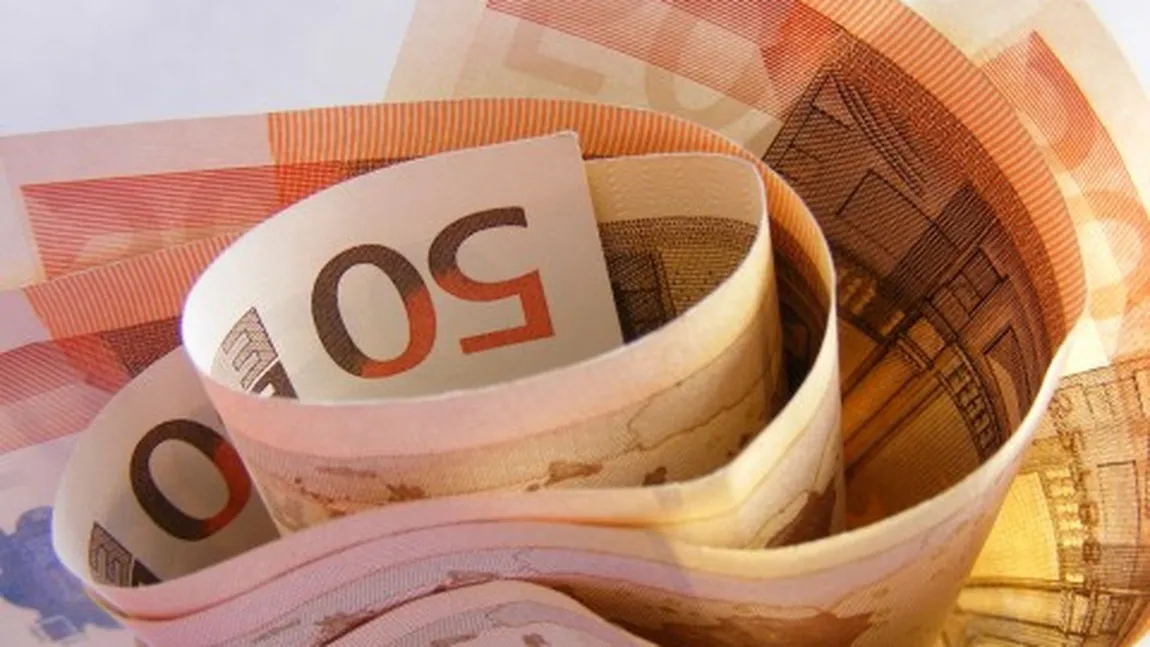 Euro a atins maximul ultimelor opt săptămâni faţă de dolar