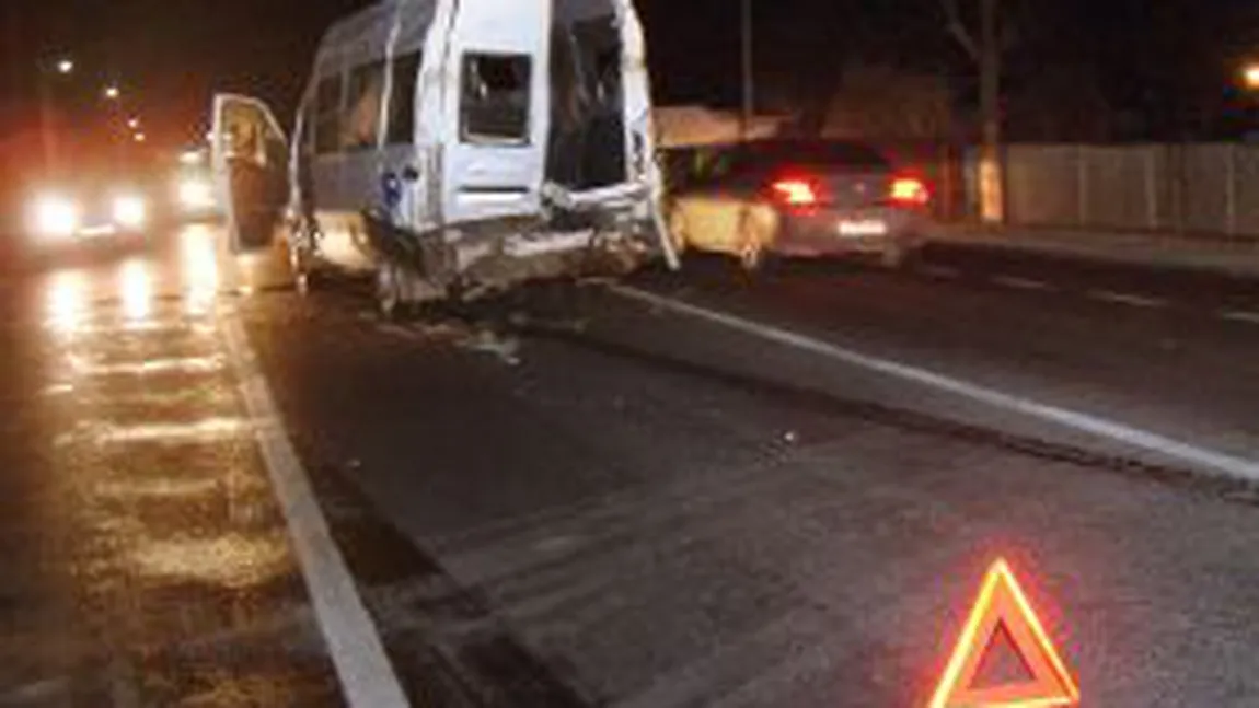 Accident cu cinci răniţi în apropiere de Suceava. Un microbuz cu muncitori s-a izbit de o maşină