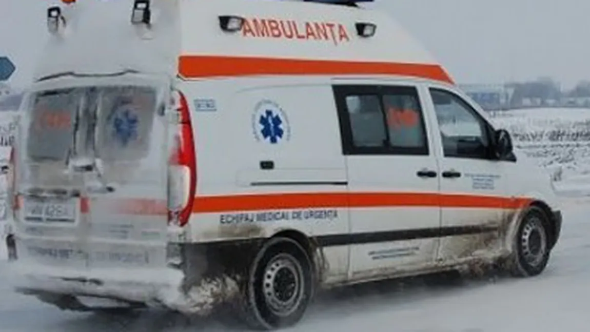 Accident grav în Tulcea: O maşină a derapat din cauza zăpezii şi s-a ciocnit cu un microbuz