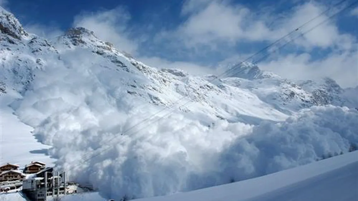 Două drumuri din Mehedinţi, blocate din cauza unor avalanşe