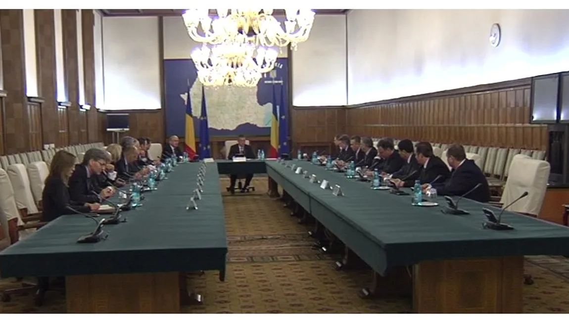 Prima şedinţă a Guvernului Ungureanu. Fostul premier Boc a venit să-i predea ştafeta