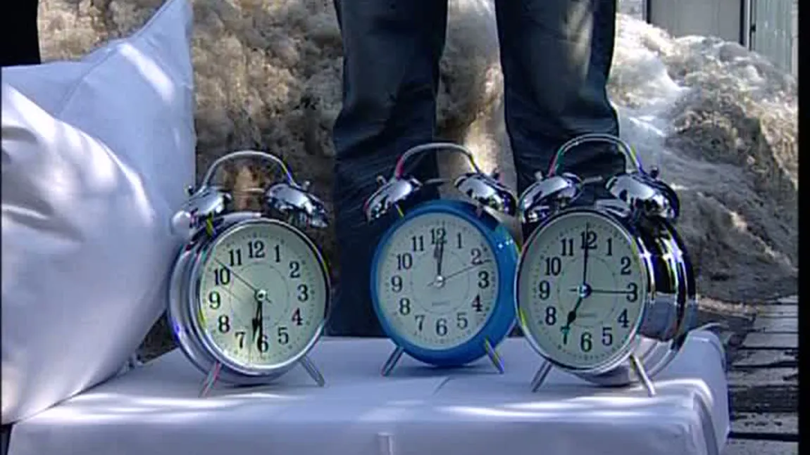 Ceasuri deşteptătoare, perne şi cafea pentru Crin Antonescu. Un protest inedit, la Parlament VIDEO