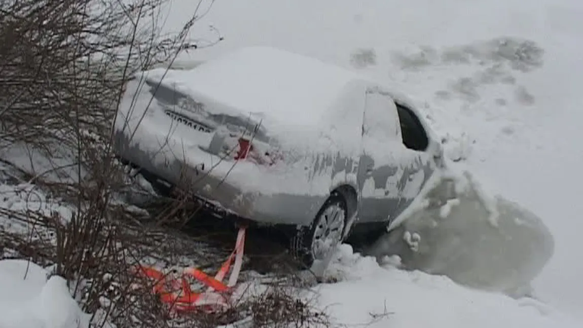 Gheaţa le-a salvat viaţa: Trei tineri din Arad au căzut cu maşina în Mureş VIDEO