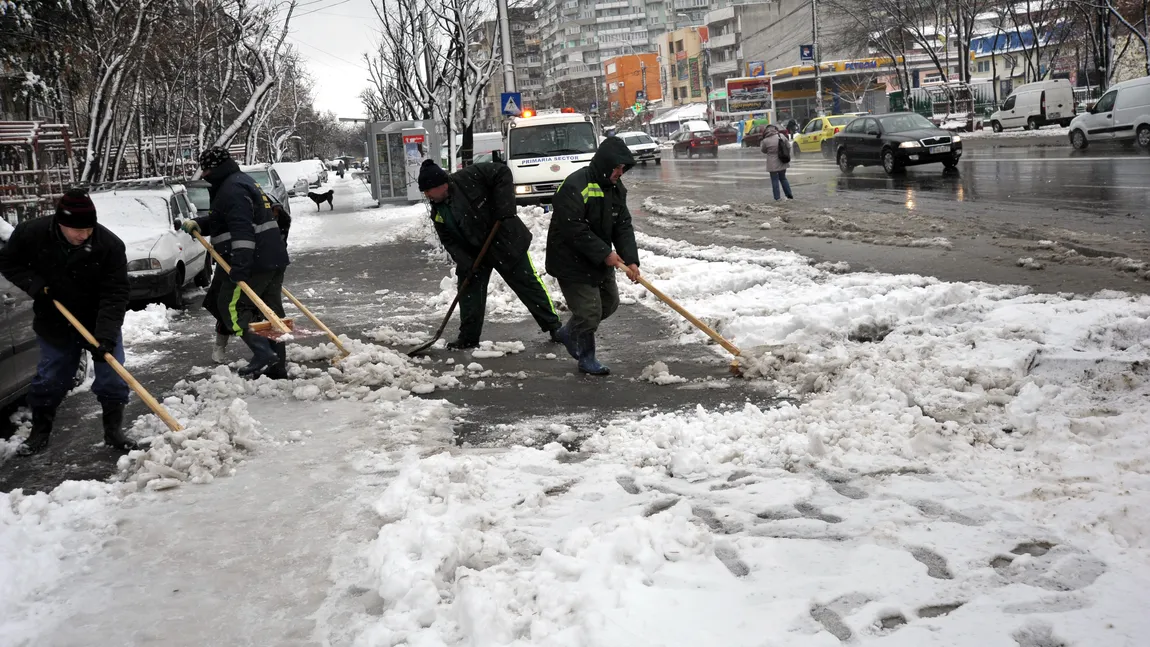 Amenzi de aproape 400.000 de lei pentru bucureştenii care nu au curăţat zăpada de pe trotuare