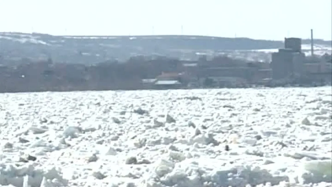 Pod de gheaţă de 70 de km pe Dunăre. Sute de nave, blocate VIDEO