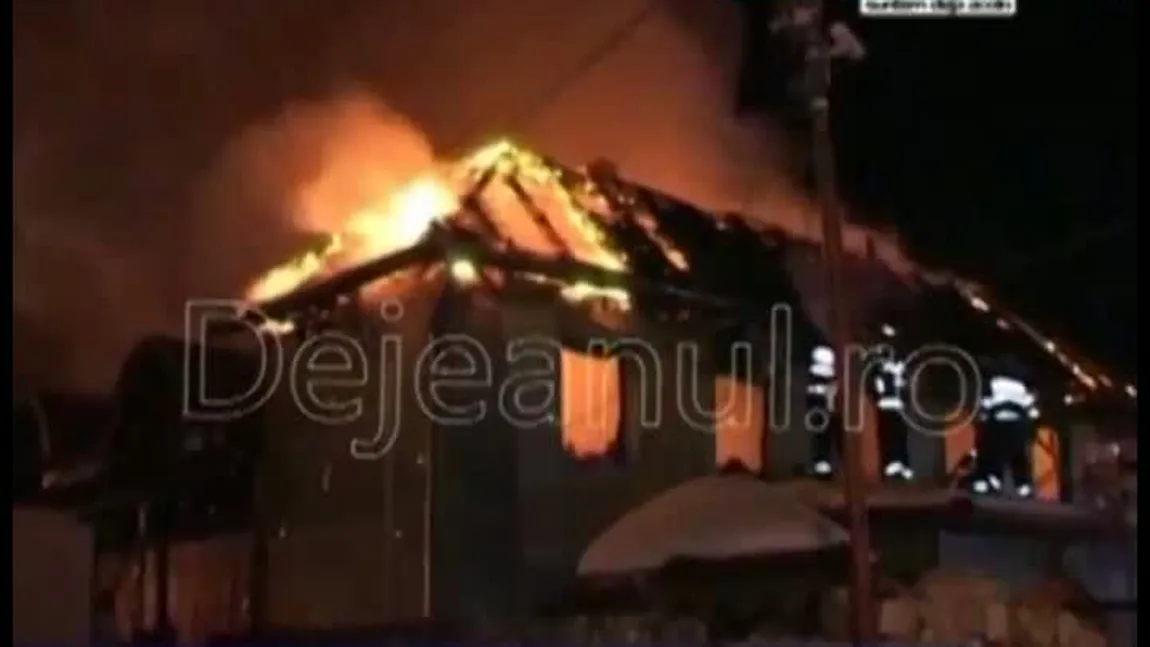 O pensiune din Dej, mistuită de incendiu VIDEO