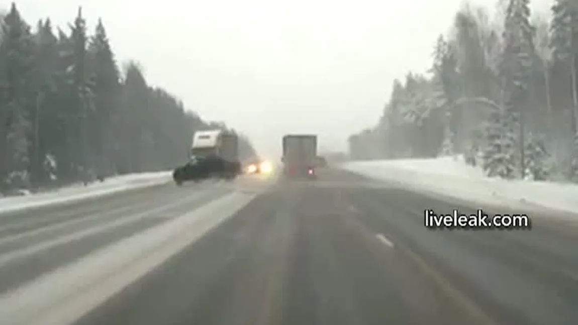 Un jeep, spulberat de TIR, în Rusia VIDEO