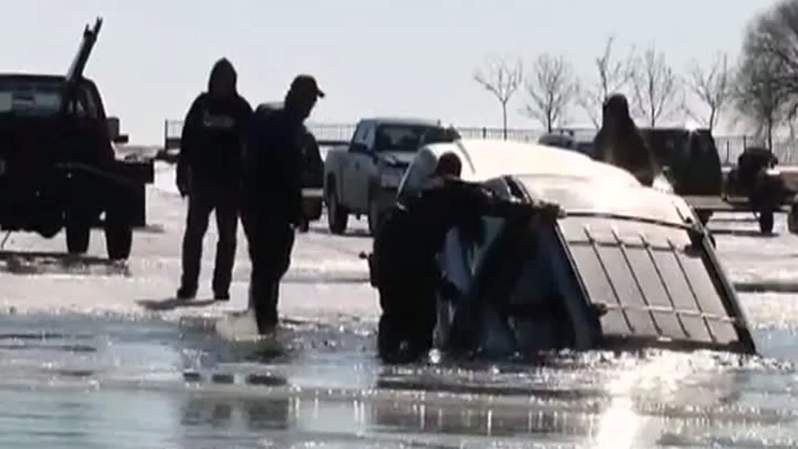 Şi-au pescuit maşinile din lac în loc de peşte VIDEO