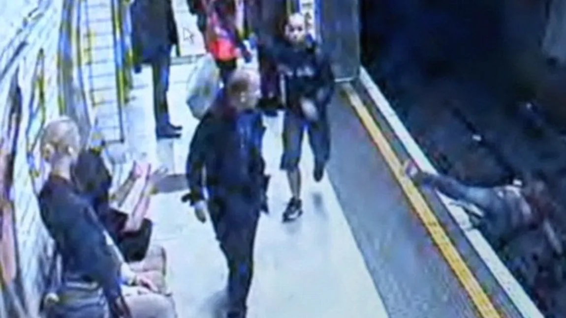 O tânără, aruncată de un nebun pe şinele metroului londonez VIDEO