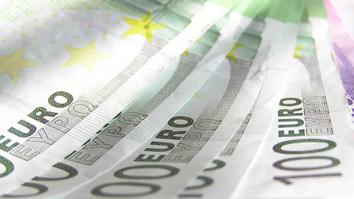 Euro creşte, dar bursele nu se mişcă dupa aprobarea acordului pentru Grecia