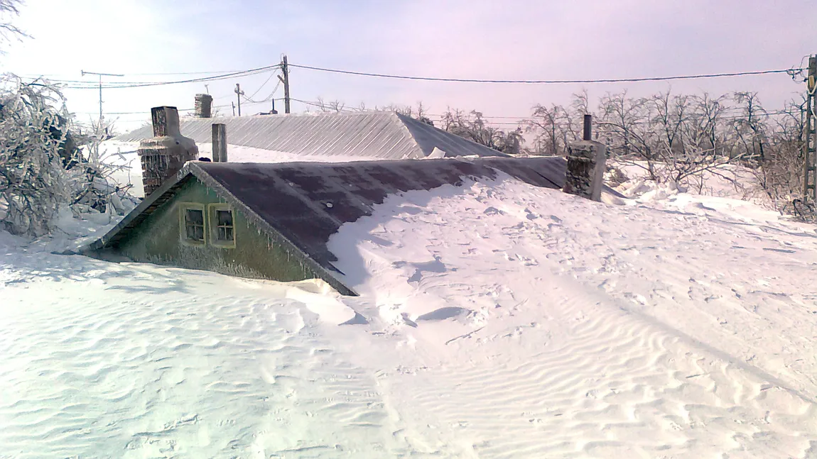 Scene apocaliptice la Smeeni, Buzău. Case îngropate în zăpadă GALERIE FOTO