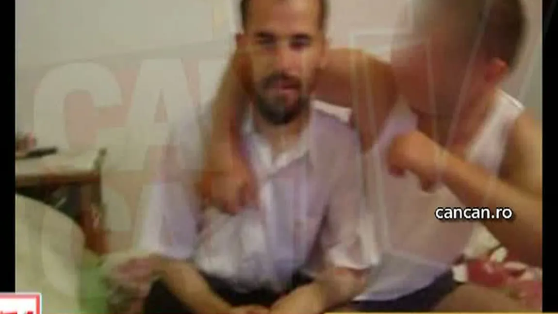 Un stareţ din Arad, filmat în timp ce era pălmuit peste fund de un bărbat VIDEO