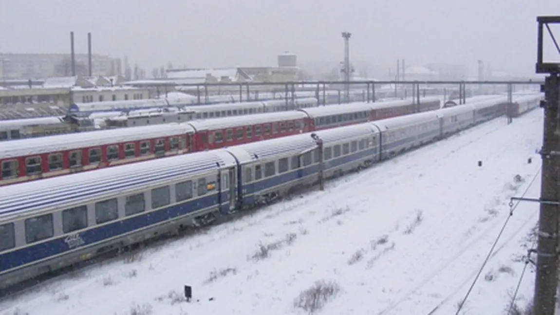 Un tren, blocat în apropiere de Capitală. Oamenii stau în frig