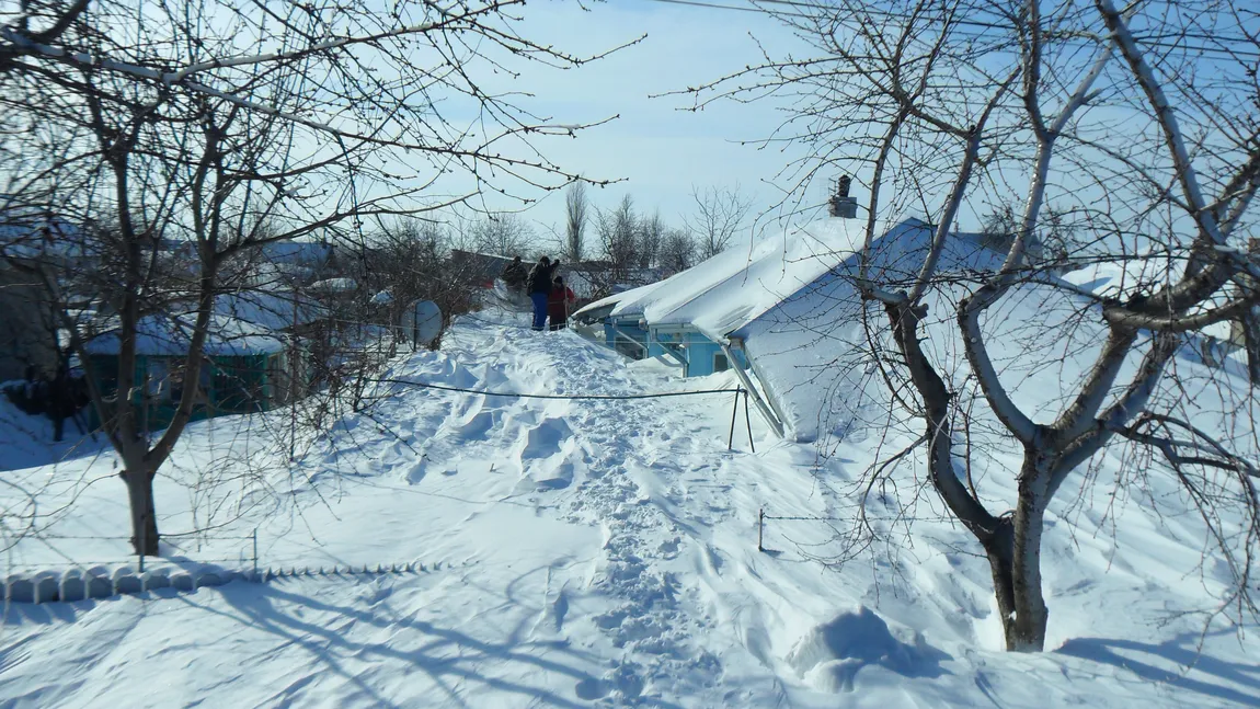 Vrancea, în stare de alertă. Mii de oameni sunt izolaţi în 21 de localităţi