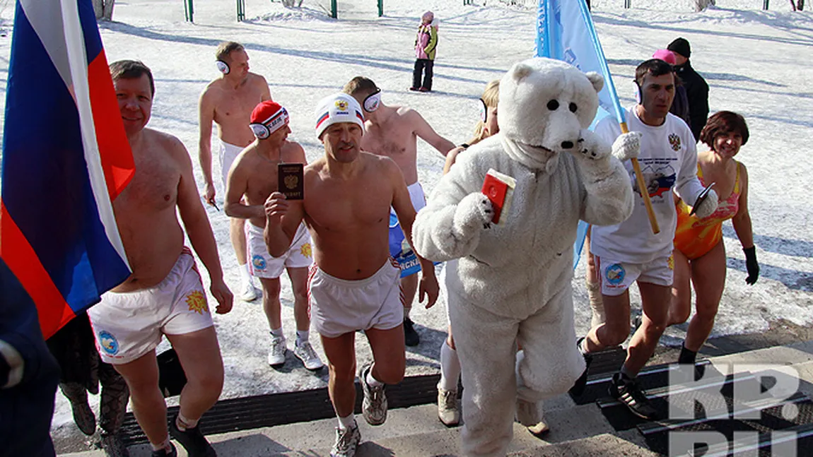 Siberia. Au mers la vot îmbrăcaţi în costume de baie, cu ursul după ei