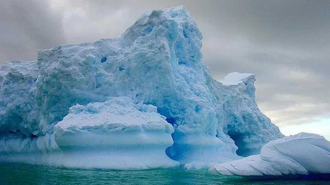 Un aisberg din Antarctica s-a prăbuşit lângă o barcă în care se aflau turişti