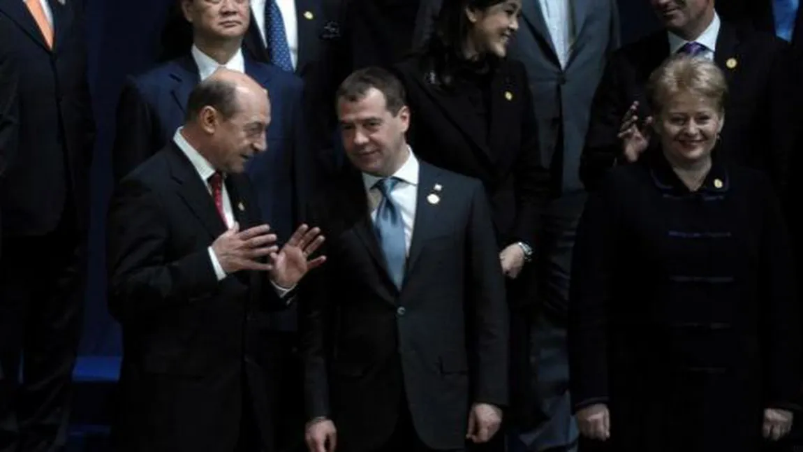 Preşedintele Băsescu, de vorbă cu Medvedev la fotografia de grup de la Seul