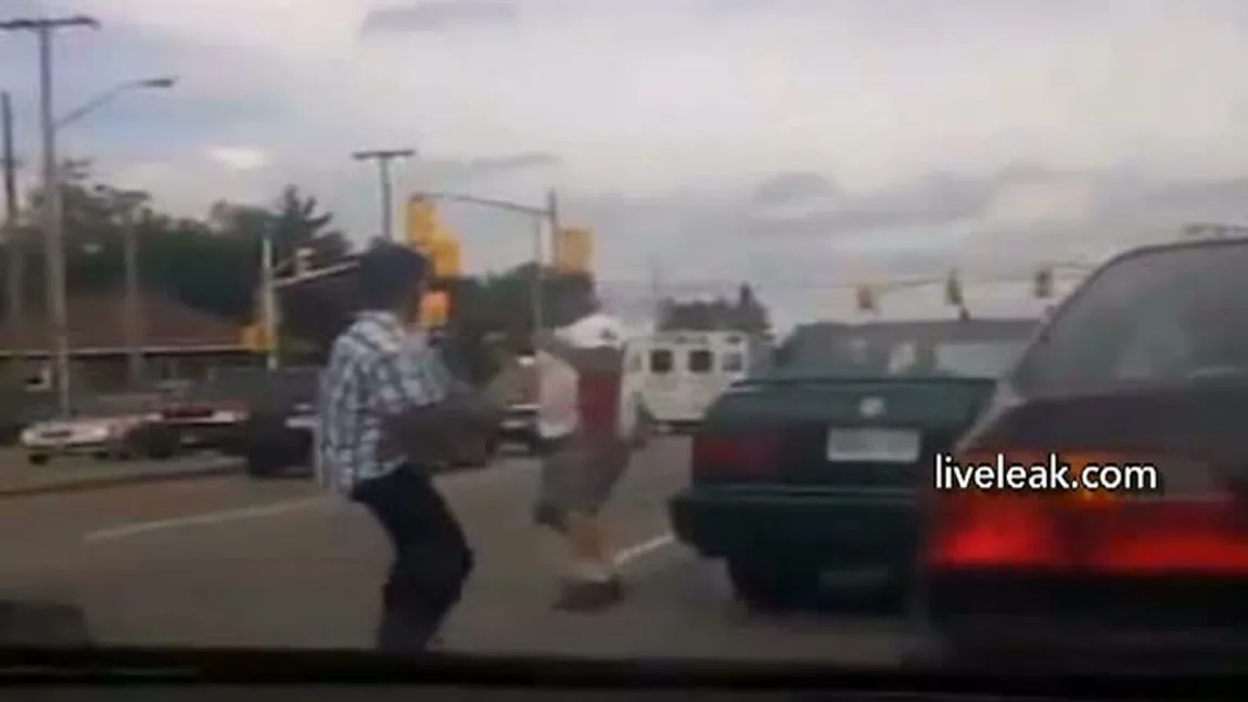 Doi şoferi s-au bătut crunt în trafic, apoi şi-au dat mâna şi au plecat VIDEO