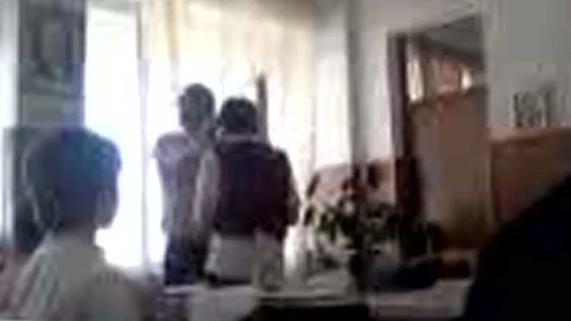 Copil de 13 ani, bătut cu cruzime de profesorul de matematică VIDEO