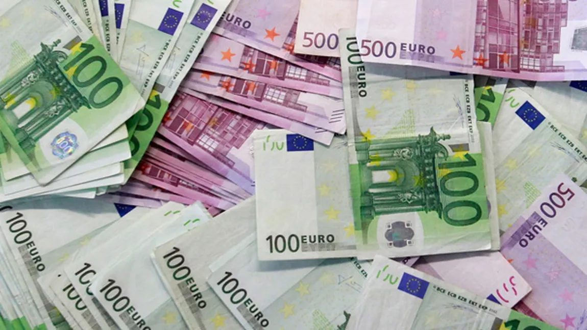 Euro s-a depreciat cu 1% faţă de dolar din cauza temerilor privind criza datoriilor din UE