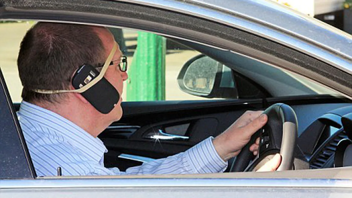 Ziua în imagini: Un hands-free? Floare la ureche!