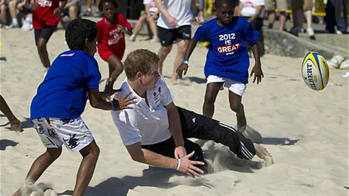Prinţul Harry a jucat rugby şi volei pe plajă, în Brazilia VIDEO