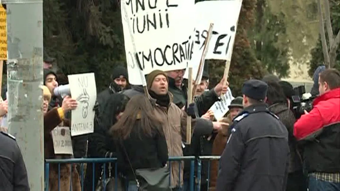 Proteste anti-putere, la Iaşi. Premierul Ungureanu, huiduit la el acasă VIDEO