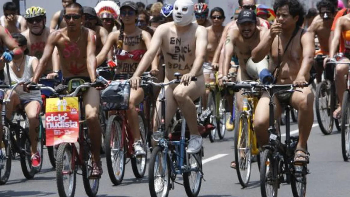 Sute de biciclişti din Peru au protestat dezbrăcaţi faţă de condiţiile de trafic