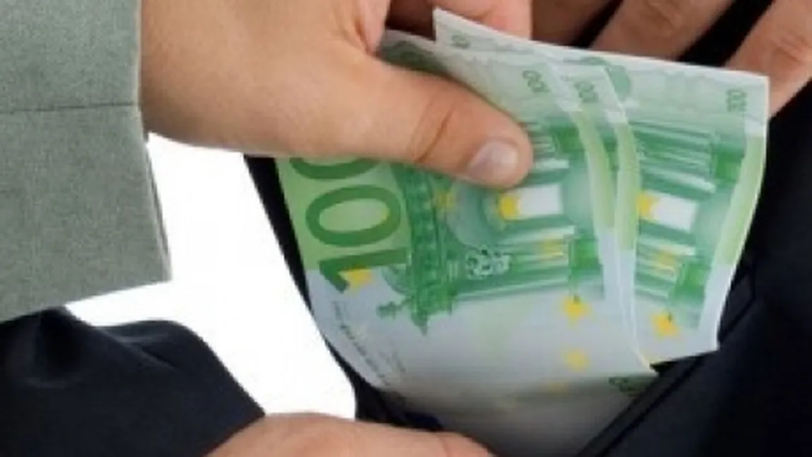 Judecător cercetat de DNA pentru că a luat 50.000 de euro mită