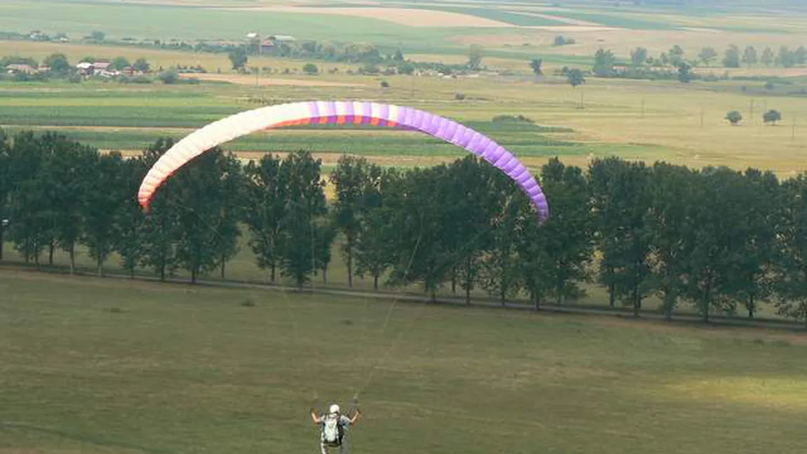 Un parapantist s-a prăbuşit pe o casă, în Braşov