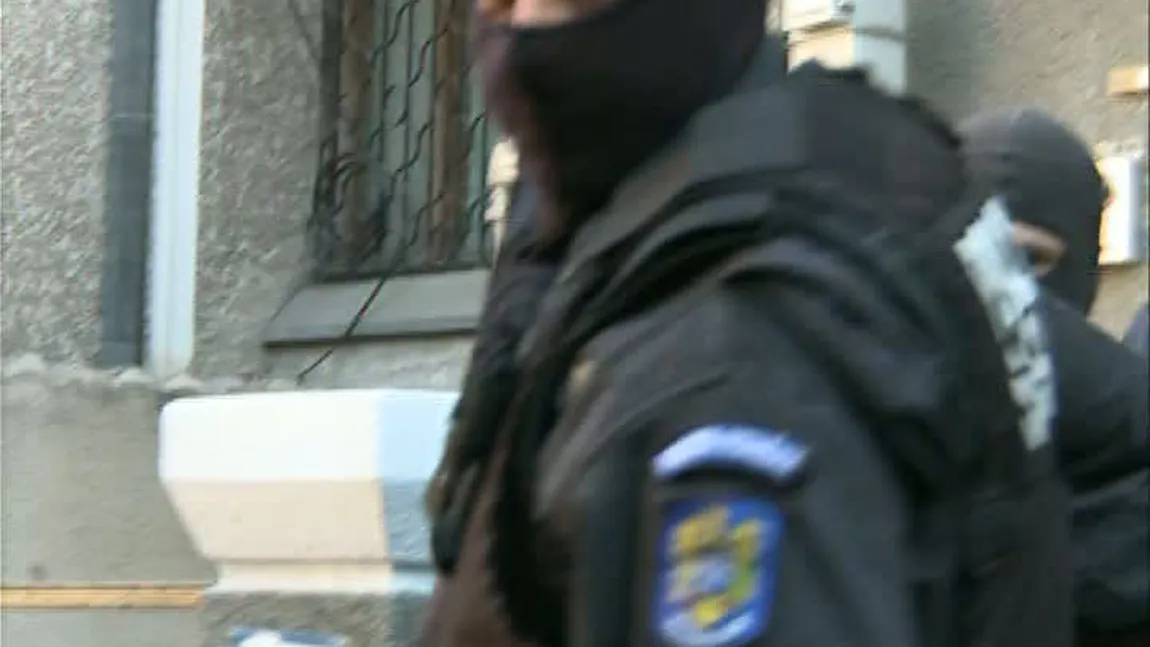 Razie de amploare la Ploieşti. Este vizată o reţea de hoţi din maşini şi sedii de firme