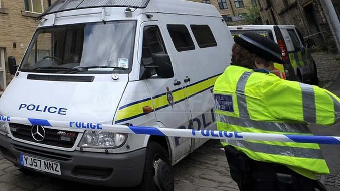 Un mort şi zeci de răniţi după ce un autocar s-a lovit cu un camion în Marea Britanie