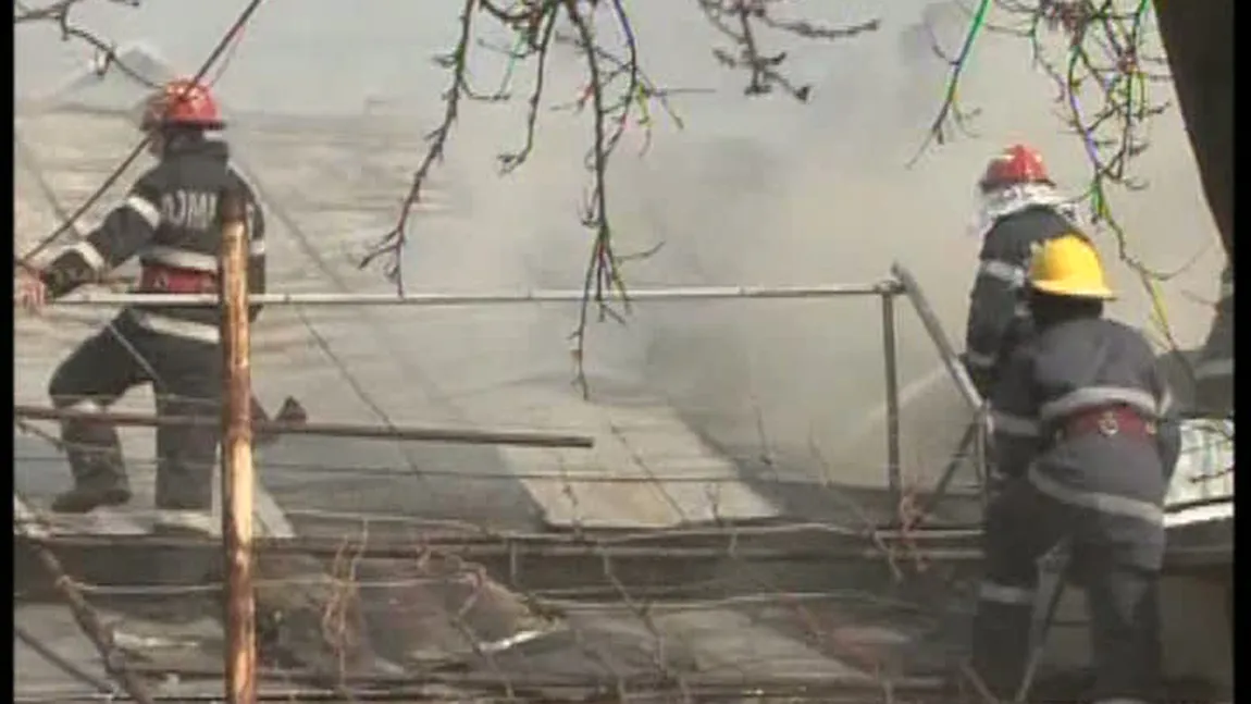 Patru case au ars într-un incendiu devastator în Ploieşti VIDEO