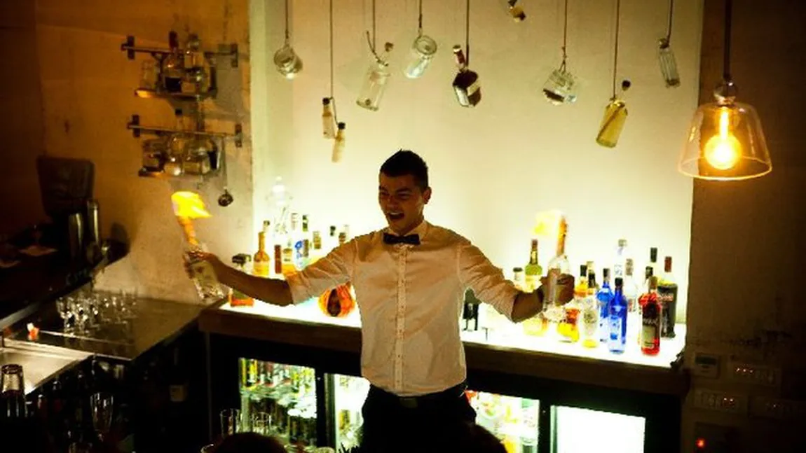Un barman român şi-a asigurat mâinile pentru suma de 90.000 de euro