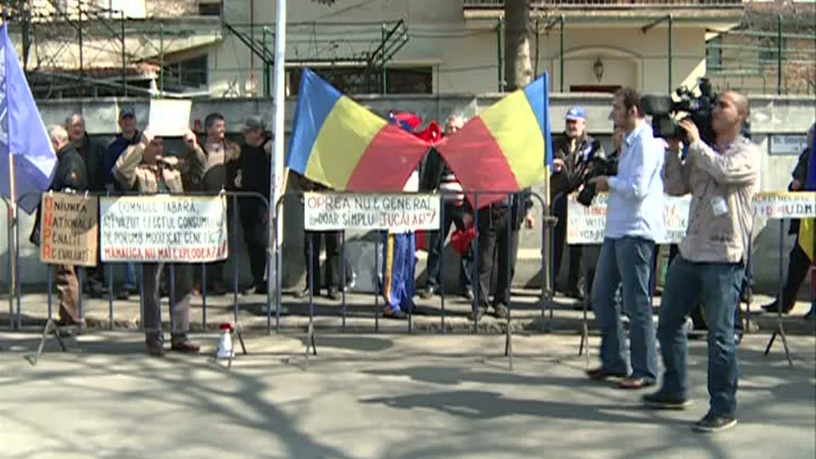 Foştii militari au protestat în faţa sediului UNPR VIDEO