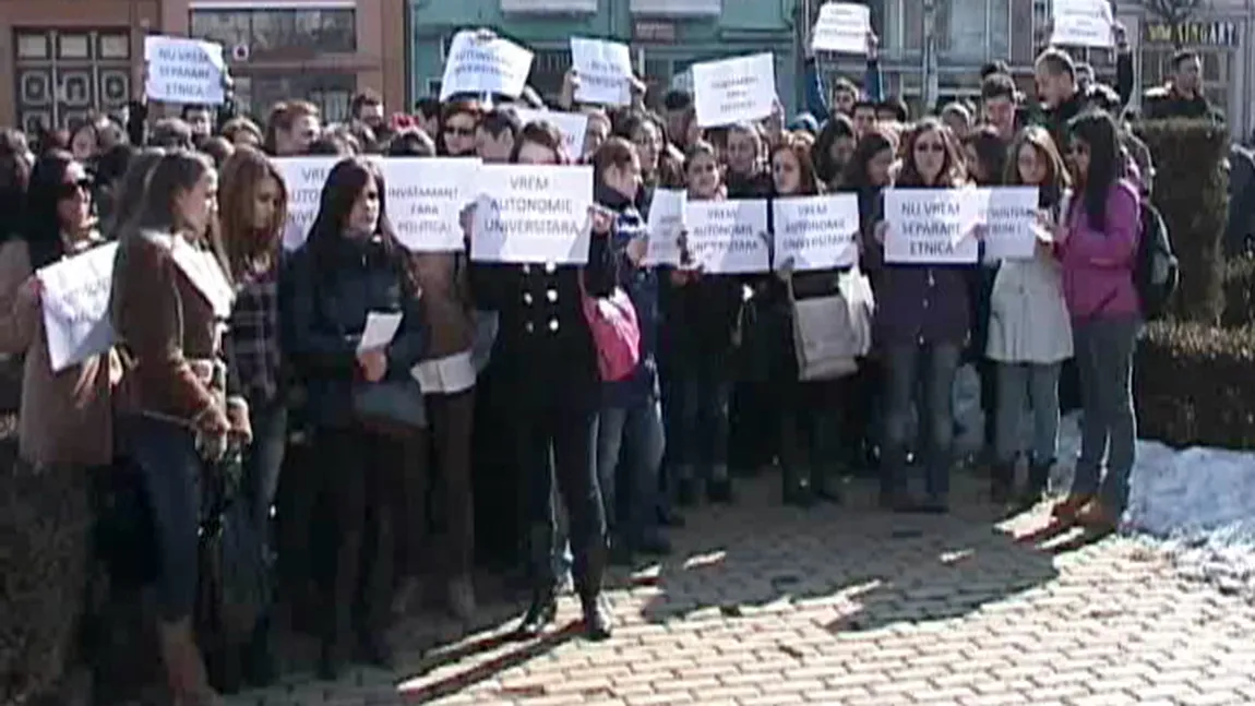 Protest la Târgu Mureş: Studenţii nu vor separare etnică la UMF VIDEO