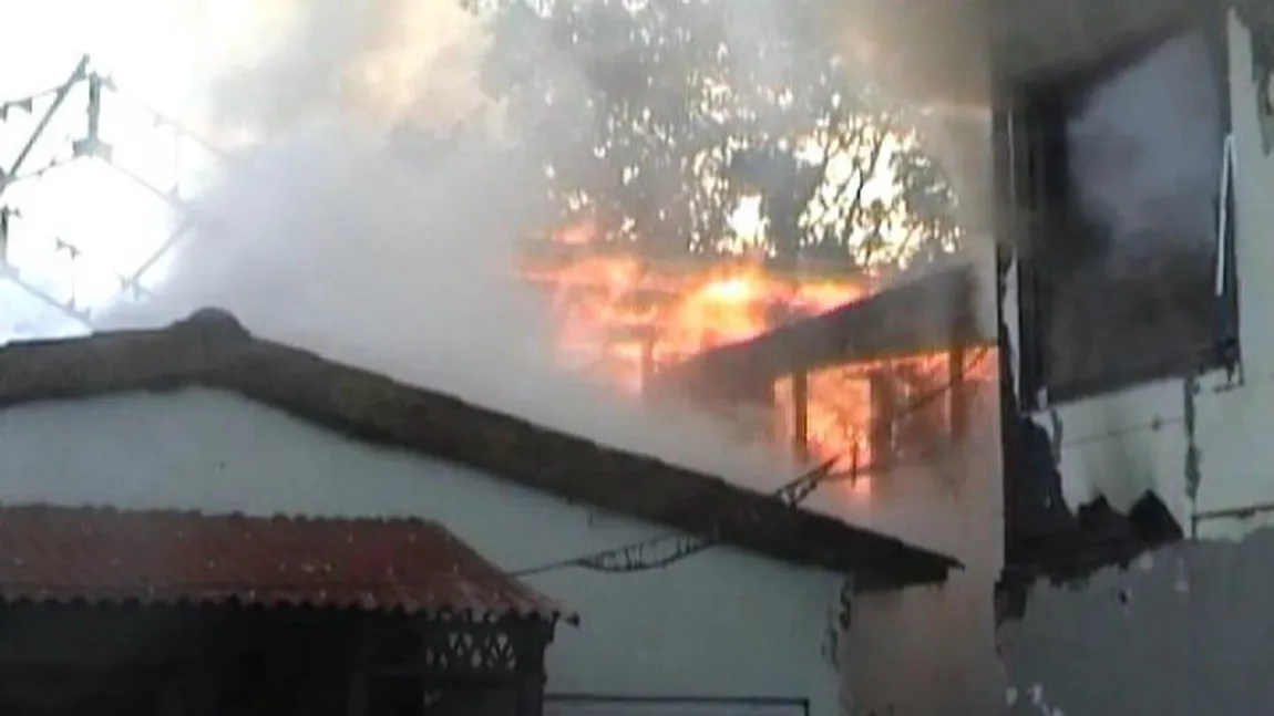Cinci case au luat foc la Săcele, 15 persoane fiind evacuate VIDEO