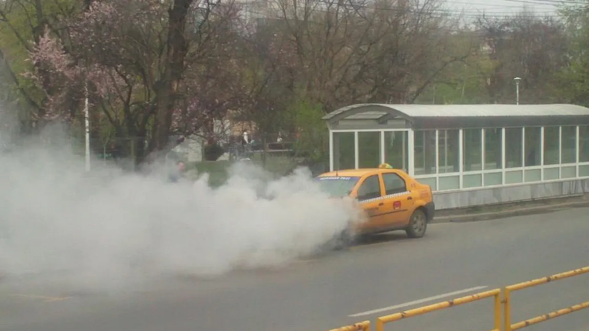 Taxi în flăcări pe strada Turda, din Capitală FOTO