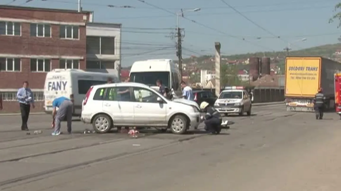 Accident cu cinci răniţi în Cluj-Napoca: O maşină a lovit un microbuz VIDEO
